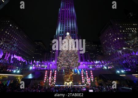 New York, USA. November 2023. Die Weihnachtsstände des Rockefeller Center werden bei der 91. Jährlichen Weihnachtsbaumbeleuchtung im Rockefeller Center in New York, NY, am 29. November 2023 beleuchtet. Mehr als 50.000 mehrfarbige LED-Leuchten bedecken die 80 Fuß hohe Fichte. (Foto: Anthony Behar/SIPA USA) Credit: SIPA USA/Alamy Live News Stockfoto
