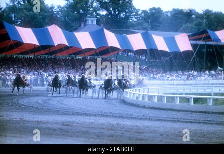 GOSHEN, NY - 2. AUGUST 1955: Allgemeine Ansicht während des Hambletonian Race, als Pferde am 2. August 1955 im Good Time Park in Goshen, New York, um die Strecke laufen. (Foto: Hy Peskin) Stockfoto