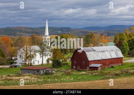 Peacham Congregational Church und Red Scheune im Herbst, Peacham, Vermont Stockfoto