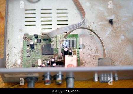 Kairo, Ägypten, 24. Oktober 2023: Chaparral Home Satellite TV Receiver, Innenausstattung eines Satellitenempfängers mit Power Board und Main Board, maintenanc Stockfoto