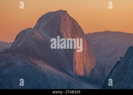 Farbenfroher Sonnenuntergang der Halb Dome vom Olmsted Point, Yosemite National Park, Kalifornien Stockfoto