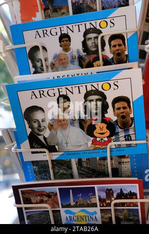 Postkarten der berühmten Argentinier von Eivita, Papst Franziskus, Maradona, Che Guevara und Messi zum Verkauf in einem Souvenirshop.Buenos Aires.Argentinien Stockfoto