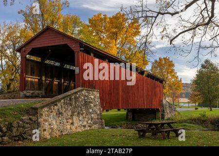 Pool Forge Covered Bridge im Herbst, Narvon, Lancaster County, Pennsylvania Stockfoto