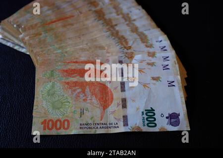 Ein Stapel von 1000 argentinischen Pesos-Banknoten.Buenos Aires.Argentinien Stockfoto