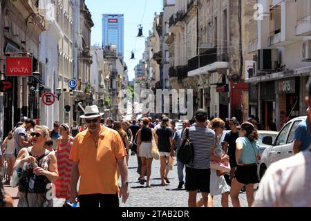 Überfüllte Straße mit Besuchern in San Telmo Market.Buenos Aires.Argentinien Stockfoto