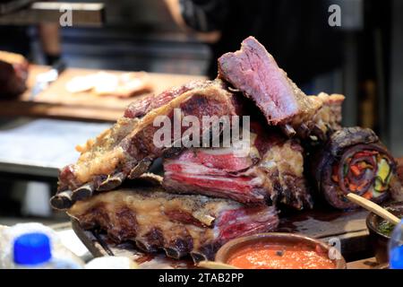 Gegrillte Rinderrippchen werden in einem Restaurant im San Telmo Market serviert.Buenos Aires.Argentinien Stockfoto