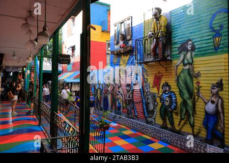 Wandmalereien an der Außenwand eines historischen Mietgebäudes in La Boca, Buenos Aires, Argentinien Stockfoto