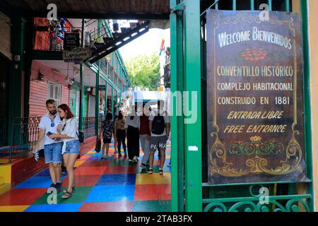 Historische Mietgebäude mit einem Willkommensschild, das öffentlich zugänglich ist, in La Boca.Buenos Aires.Argentinien Stockfoto