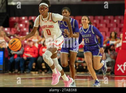 College Park, USA. November 2023. COLLEGE PARK, MD. - 29. NOVEMBER: Die Maryland Terrapins Wärterin Shyanne Sellers (0) stürzt sich während eines Basketballspiels zwischen den Niagara Purple Eagles und den Maryland Terrapins am 29. November 2023 im Xfinity Center im College Park vor. Maryland. (Foto: Tony Quinn/SipaUSA) Credit: SIPA USA/Alamy Live News Stockfoto