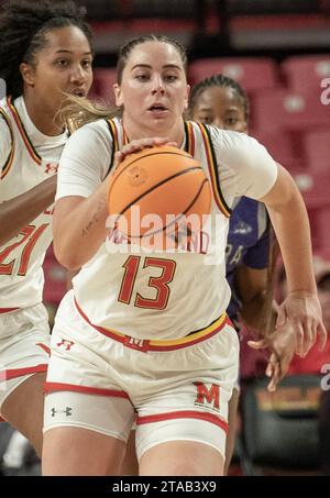 College Park, USA. November 2023. COLLEGE PARK, MD. - 29. NOVEMBER: Maryland Terrapins schützen Faith Masonius (13) beim Angriff während eines Basketballspiels zwischen den Niagara Purple Eagles und den Maryland Terrapins am 29. November 2023 im Xfinity Center im College Park. Maryland. (Foto: Tony Quinn/SipaUSA) Credit: SIPA USA/Alamy Live News Stockfoto