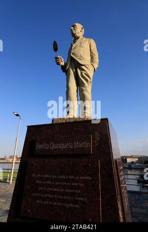 Die Statue von Benito Quinquela Martín am Fluss Riachuelo im Bezirk La Boca.Buenos Aires.Argentinien Stockfoto