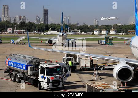 Ein Tankwagen, der ein Passagierflugzeug betankt, in Jorge Newbery International Airport.Buenos Aires.Argentinien Stockfoto