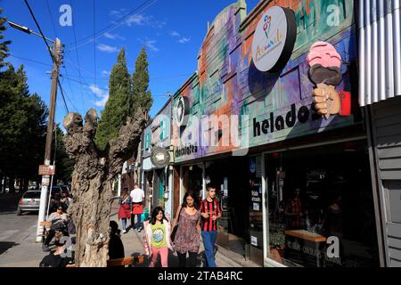 Eine Eisdiele auf der Avenida del Libertador, der Hauptstraße von El Calafate. Santa Cruz.Argentinien Stockfoto