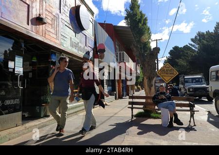 Besucher auf der Avenida del Libertador, der Hauptstraße von El Calafate im Stadtzentrum. Santa Cruz.Argentinien Stockfoto