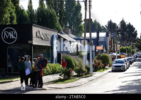 Avenida del Libertador, die Hauptstraße von El Calafate. Santa Cruz.Argentinien Stockfoto