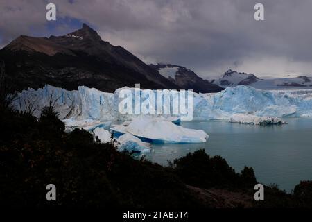 Perito Moreno Gletscher mit Eisbergen im Lago Argentino Lake im Los Glaciares Nationalpark nahe El Calafate.Argentinien Stockfoto