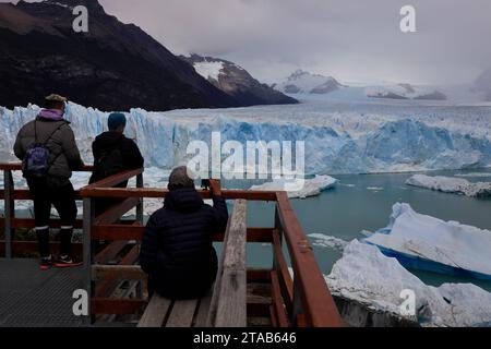 Besucher auf der Aussichtsplattform im Los Glaciares Nationalpark mit Perito Moreno Gletscher im Hintergrund.El Calafate.Argentinien Stockfoto