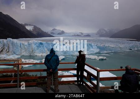 Besucher auf der Aussichtsplattform im Los Glaciares Nationalpark mit Perito Moreno Gletscher im Hintergrund.El Calafate.Argentinien Stockfoto