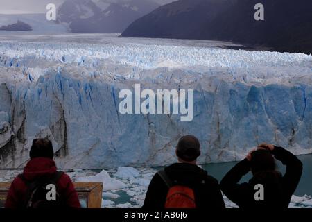 Besucher auf der Aussichtsplattform im Los Glaciares Nationalpark mit Perito Moreno Gletscher im Hintergrund.El Calafate.Argentinien Stockfoto