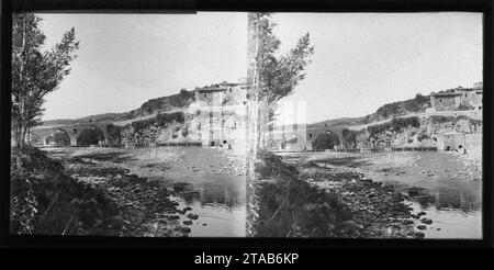 Vista parcial de Sant Quirze de Besora amb el riu Ter i un pont. Stockfoto