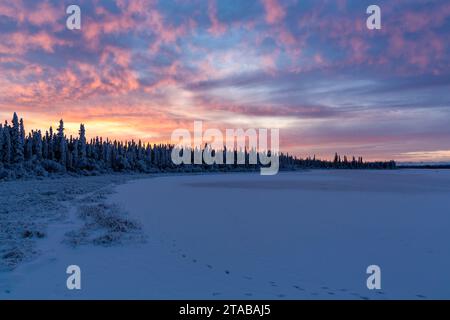 Blick auf den Deadman Lake bei Sonnenaufgang, Tetlin National Wildlife Refuge, Alaska Stockfoto