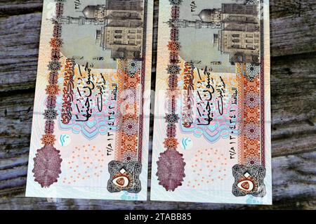 Die Vorderseite der Banknotenserie 50 LE Fifty Egyptian Pounds 2001 zeigt die Abu-Hurayba-Moschee (Qijmas al-Ishaqi-Moschee), selektiver Fokus der ägyptischen M Stockfoto