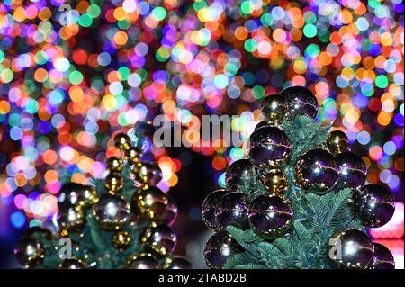 New York, USA. November 2023. Die Weihnachtsstände des Rockefeller Center werden bei der 91. Jährlichen Weihnachtsbaumbeleuchtung im Rockefeller Center in New York, NY, am 29. November 2023 beleuchtet. Mehr als 50.000 mehrfarbige LED-Leuchten bedecken die 80 Fuß hohe Fichte. (Foto: Anthony Behar/SIPA USA) Credit: SIPA USA/Alamy Live News Stockfoto