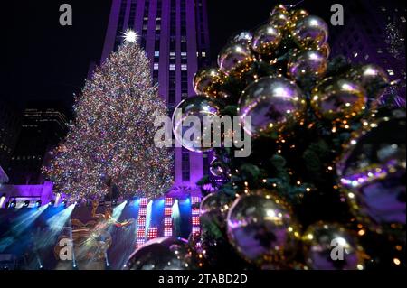 New York, USA. November 2023. Die Weihnachtsstände des Rockefeller Center werden bei der 91. Jährlichen Weihnachtsbaumbeleuchtung im Rockefeller Center in New York, NY, am 29. November 2023 beleuchtet. Mehr als 50.000 mehrfarbige LED-Leuchten bedecken die 80 Fuß hohe Fichte. (Foto: Anthony Behar/SIPA USA) Credit: SIPA USA/Alamy Live News Stockfoto