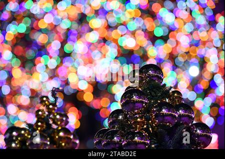 New York, USA. November 2023. Die Weihnachtsstände des Rockefeller Center werden bei der 91. Jährlichen Weihnachtsbaumbeleuchtung im Rockefeller Center in New York, NY, am 29. November 2023 beleuchtet. Mehr als 50.000 mehrfarbige LED-Leuchten bedecken die 80 Fuß hohe Fichte. (Foto: Anthony Behar/SIPA USA) Credit: SIPA USA/Alamy Live News Stockfoto