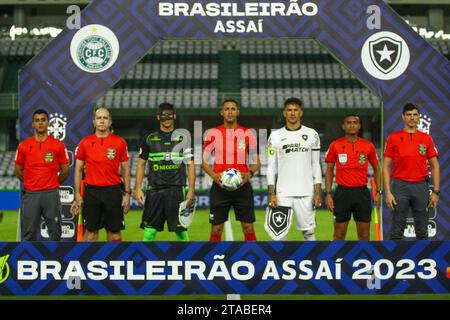 Curitiba, Parana, Brasilien. November 2023. CURITIBA (PR), 29.11.2023- BRASILIANISCHE MEISTERSCHAFT 2023/CORITIBA/BOTAFOGO - Spiel zwischen Coritiba gegen Botafogo RJ, gültig für die 36. Runde der brasilianischen Meisterschaft 2023, diesen Mittwoch, 29. November, im Couto Pereira Stadium mit geschlossenen Türen wegen der Bestrafung des STJD für den Kampf zwischen Fans im Coritiba x Cruzeiro Spiel in der 34. Runde. (Kreditbild: © Edson Teodoro de Souza/TheNEWS2 via ZUMA Press Wire) NUR REDAKTIONELLE VERWENDUNG! Nicht für kommerzielle ZWECKE! Stockfoto