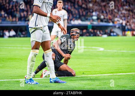 Madrid, Spanien. November 2023. Victor Osimhen (R) aus Neapel wurde während des Spiels der UEFA Champions League 2023/24 zwischen Real Madrid und Neapel im Santiago Bernabeu Stadion gesehen. Endergebnis: Real Madrid 4:2 Neapel. Quelle: SOPA Images Limited/Alamy Live News Stockfoto