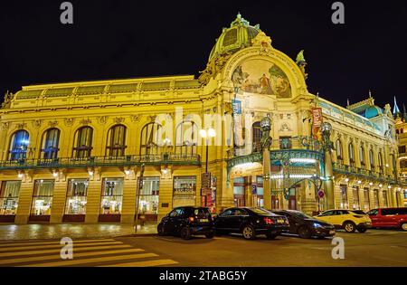 PRAG, TSCHECHIEN - 7. MÄRZ 2022: Das prunkvolle Gebäude der Smetana Hall (Gemeindehaus) auf dem Platz der Republik in hellen Abendlichtern, am 7. März in Prag Stockfoto