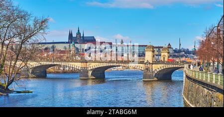 Legion-Brücke über die Moldau mit Veitsdom im Hintergrund, Prag, Tschechien Stockfoto