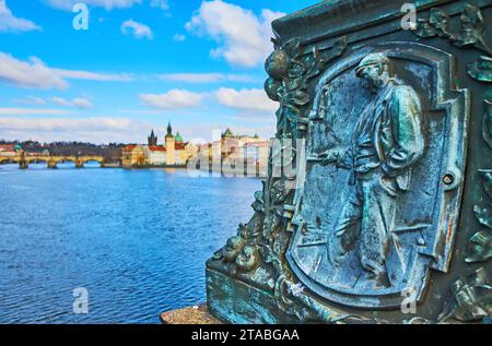 Der plastische Laternenpfahl auf der Legionsbrücke gegen die Moldau und Charles Vridge in Prag, Tschechien Stockfoto