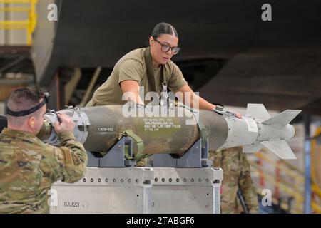 Whiteman AFB, Missouri, USA. November 2023. George Strandness und Airman 1st Class McKenna Dessert-Miller, Mitglieder der 509th Aircraft Maintenance Squadron Arms Load Crew, führen vor dem Beladen die Munitionsvorbereitung durch, um die Gebrauchstauglichkeit der Munition auf der Whiteman Air Force Base, Mo., November, sicherzustellen. 3, 2023. Übungen wie der Wettkampf um die Waffenladung unterstützen das Training, um kommandozentrische US-Luftwaffenflugzeuge, Verbündete und Partner-Luftwaffenflugzeuge zu produzieren, um die Bedürfnisse der Kriegskämpfe zu erfüllen. (Foto: Airman 1st Class Robert E. Hicks) (Foto: © U.S. Air Force/ZUMA Press Wire) REDAKTIONELLE VERWENDUNG ONL Stockfoto