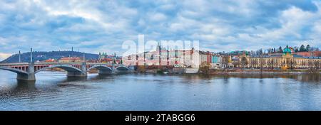 Panorama von Prag an einem bewölkten Tag mit Moldau, Manesbrücke und Veitsdom im Hintergrund, Prag, Tschechien Stockfoto