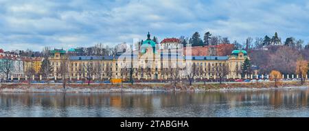 Die Fassade des neobarocken Gebäudes der Akademie Straka (Sitz der Regierung der Tschechischen Republik) hinter der Moldau, Prag, Tschechien Stockfoto