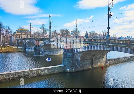 Historische Legionsbrücke und Steinmauer der Schleuse des Flusses Smichov an der Moldau, Prag, Tschechien Stockfoto