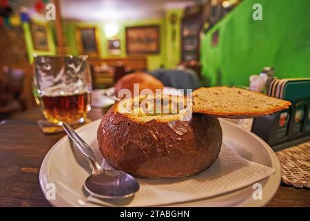 Eine vegetarische Suppe in der Brotschale ist ein traditionelles tschechisches Gericht, das in Restaurants und Tavernen in Prag, Tschechien, zu finden ist Stockfoto