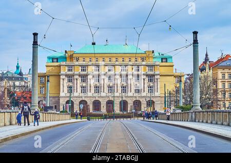 Historisches Gebäude der Karls-Universität von der Manes-Brücke in Prag, Tschechien Stockfoto