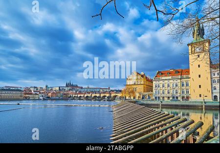 Moldau mit Holzeisschiff, Wasserturm in der Altstadt, Karlsbrücke, Smetana-Museum, mit Sgraffito bedeckt und Veitsdom im Hintergrund Stockfoto
