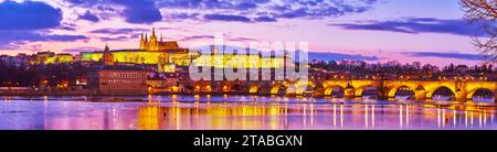 Panorama der Stadt in der Abenddämmerung mit Karlsbrücke über die Moldau und die Prager Burg, dominiert die Skyline, Tschechien Stockfoto