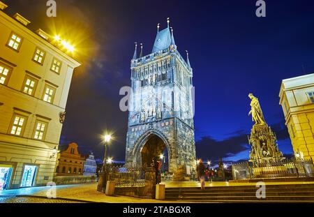 Die mittelalterlichen Wahrzeichen des Kreuzritterplatzes in abendlicher Beleuchtung, Stare Mesto, Prag, Tschechien Stockfoto