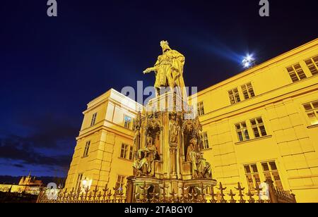 Die gotisch geschnitzten Dekorationen des Monuments Karl IV. Auf dem historischen Kreuzfahrerplatz in Prag, Tschechien Stockfoto