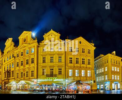 PRAG, TSCHECHISCHE REPUBLIK - 5. MÄRZ 2022: Die Linie der wunderschönen historischen Stadthäuser mit Touristenrestaurants am abendlichen Altstädter Ring Stockfoto