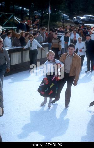 LIBERTY, NY - NOVEMBER 30: Zwei Frauen laufen am 30. November 1954 im Grossinger's Resort in Liberty, New York. (Foto: Hy Peskin) Stockfoto