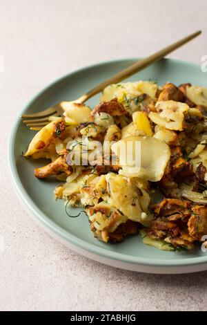 Köstliche herzhafte Abendessen oder Mittagessen, gebratene junge Kartoffeln mit Waldpilzen Chanterelles mit Dill, gekochte Eier, saisonale Speisen Stockfoto