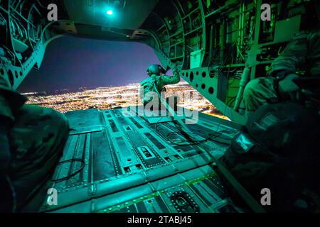 Colorado, USA. Oktober 2023. 2023 Colorado National Guard Best Warrior Competition, Fort Carson, Colorado, 20. Oktober 2023, findet in einem CH-47 Chinook Helicopter Event statt. Die Spitzenkonkurrenten der Nationalgarde der Colorado Army werden den Titel des Unteroffiziers oder Soldaten des Jahres erhalten und dann in der Region VII antreten. (Foto von Staff Sgt. Ashley Low) (Foto: © U.S. Army/ZUMA Press Wire) NUR REDAKTIONELLE VERWENDUNG! Nicht für kommerzielle ZWECKE! Stockfoto