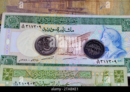 Syrisches Geld Hintergrund der alten Münzen und Banknoten von Livres Liras aus verschiedenen Epochen, alte Vintage Retro Syrien Geld Münzen und Scheine, Wechselkurs, Öko Stockfoto