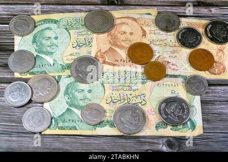 Jordanisches Geld Hintergrund der alten Münzen und Banknoten der Dinar der alten Zeit, alten Vintage Retro Jordanien Geldmünzen und Scheine, Wechselkurs, Wirtschaft St Stockfoto